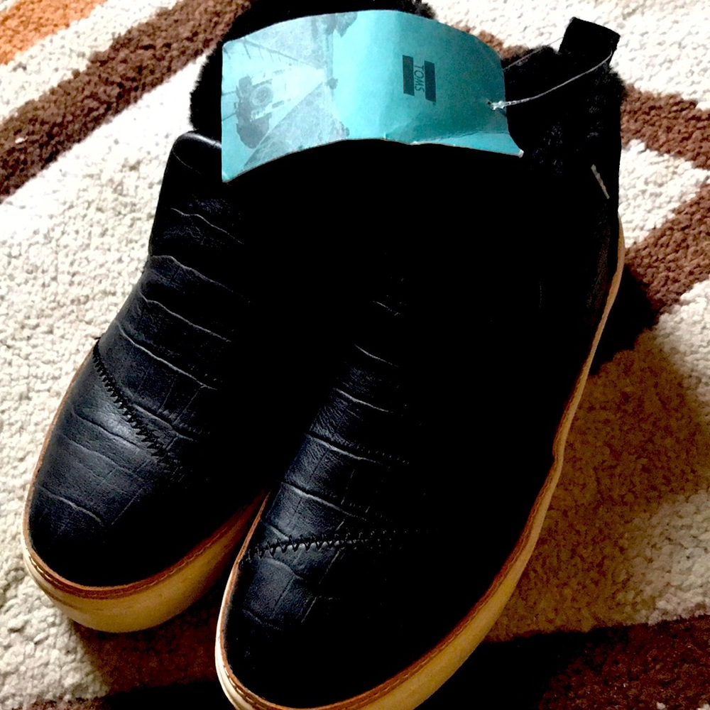 TOMS Paxton crocodile embossed Leather Faux Fur Sneaker Slip On black Boots Sz 5